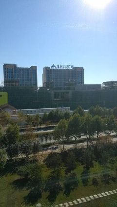 現(xiàn)征集購物中心八字標(biāo)語… 北京城鄉(xiāng)世紀(jì)廣場(chǎng),北京城鄉(xiāng)貿(mào)易中心股份子公司.